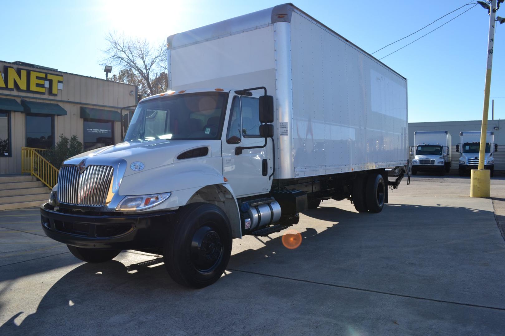 2016 WHITE /GRAY INTERNATIONAL 4300 with an CUMMINS B6.7L 260HP engine, ALLISON 2100HS AUTOMATIC transmission, located at 9172 North Fwy, Houston, TX, 77037, (713) 910-6868, 29.887470, -95.411903 - 25,999LB GVWR NON CDL, SUPREME 26FT BOX, 13'6FT CLEARANCE , HEIGHT 103" X WIDTH 102", MAXON 3,000LB ALUMINUM LIFT GATE, AIR RIDE, DUAL 40 GALLON FUEL TANKS, POWER WINDOWS & LOCKS, BENCH SEAT, RAMP, E-TRACKS - Photo#0